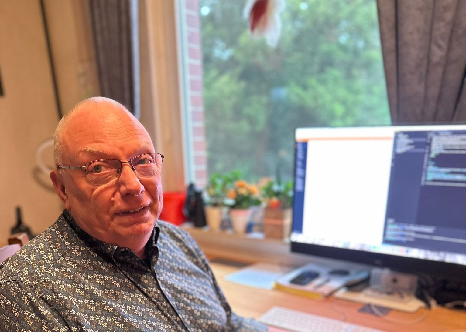 Heinz Bülter am Schreibtisch